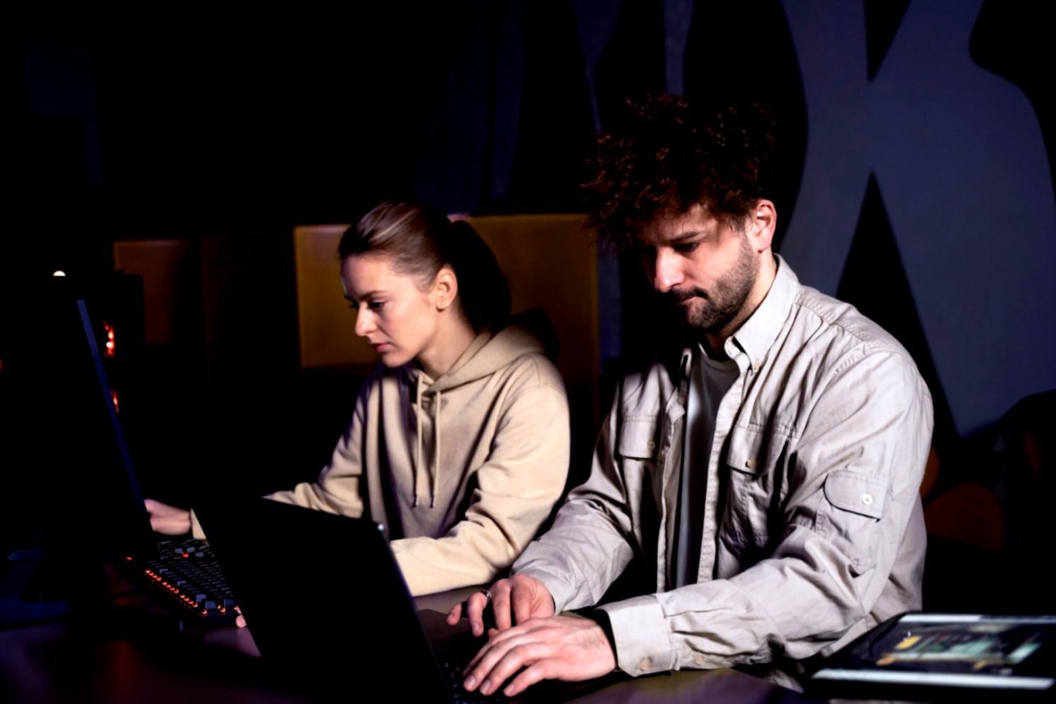 Studenti che lavorano su progetti di level design durante una sessione pratica